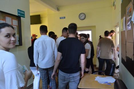Primul examen scris de la Bacalaureat, fără incidente în Bihor: Niciun elev eliminat şi mai puţini absenţi decât în alţi ani (FOTO)