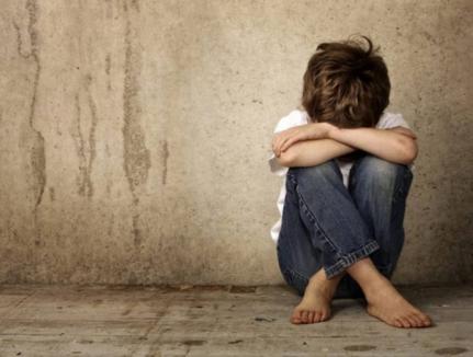 Violat cu acordul mamei: Un copil de 11 ani a fost siluit, vreme de doi ani, de doi bărbaţi