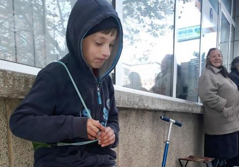 Emoţionant: Un băieţel de 10 ani îşi vinde jucăriile în stradă, ca să-şi cumpere haine de iarnă