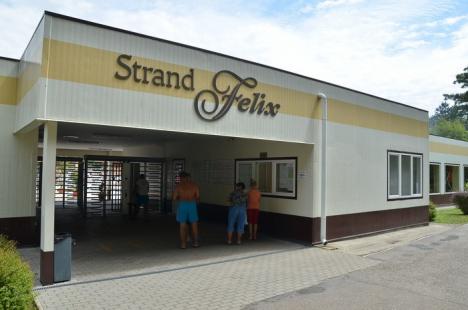 Bălţile Felix: O staţiune pestriţă, fără trotuare şi parcări, care te întâmpină la intrare cu o... spălătorie auto a unui VIP local (FOTO)