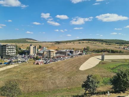 „Să nu pățim ca Mamaia!”: După recordul de anul trecut, Băile Felix și Băile 1 Mai încheie vara cu o scădere a numărului de turiști (FOTO)