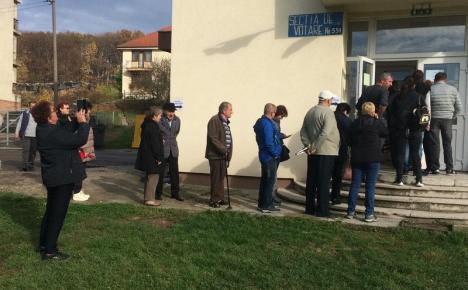 Turiştii votează cu spor. Prezenţă de 160% la secţia din Băile Felix, s-au trimis încă 500 de buletine de vot (VIDEO)
