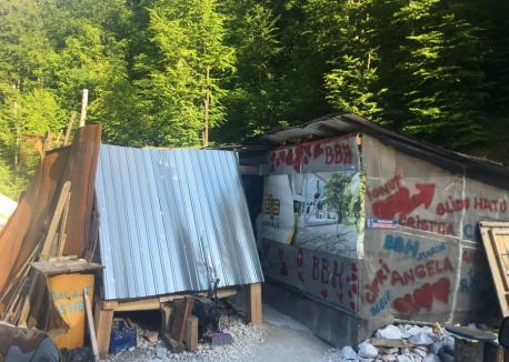 Situaţie disperată la Băiţa Bihor: Ignoraţi complet de autorităţi, conducerea şi angajaţii firmei sunt blocaţi într-o carieră de piatră de 9 zile (FOTO / VIDEO)