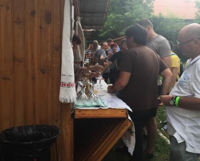 Festival de viță nobilă la Diosig: Peste 2.000 de persoane au degustat vinuri și produse tradiționale la Festivalul „Bakator” din Diosig (FOTO)