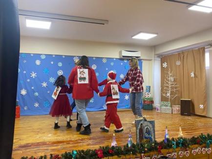 Bal de Crăciun, la Centrul de Educație Incluzivă nr. 1 din Oradea, cu colinde tradiționale, cadouri și o vizită surpriză (FOTO)