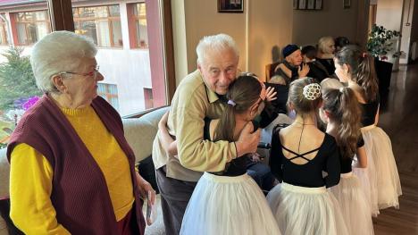 Îmbrățișate de bunici: Balerinele de la o școală din Oradea au dansat într-un azil de vârstnici (FOTO/VIDEO)