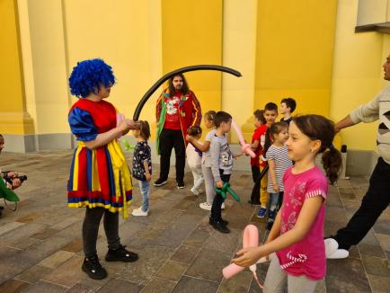 Lei, pantere şi flori din baloane colorate. În centrul Oradiei, mai mulţi clovni au împărţit bucurie (FOTO / VIDEO)