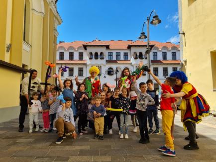 Lei, pantere şi flori din baloane colorate. În centrul Oradiei, mai mulţi clovni au împărţit bucurie (FOTO / VIDEO)