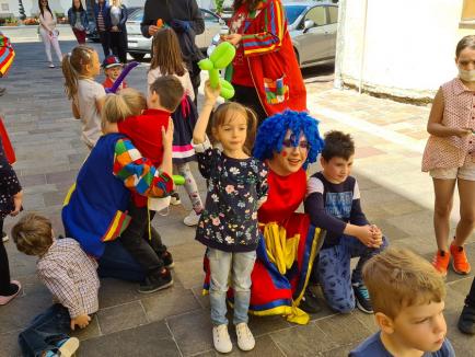 Lei, pantere şi flori din baloane colorate. În centrul Oradiei, mai mulţi clovni au împărţit bucurie (FOTO / VIDEO)