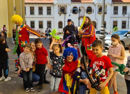 Lei, pantere şi flori din baloane colorate. În centrul Oradiei, mai mulţi clovni au împărţit bucurie (FOTO / VIDEO)