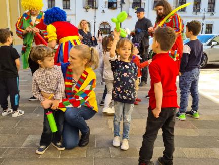 Lei, pantere şi flori din baloane colorate. În centrul Oradiei, mai mulţi clovni au împărţit bucurie (FOTO / VIDEO)