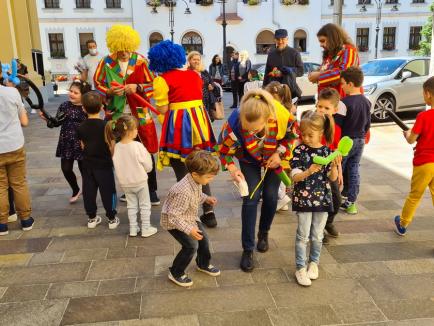 Lei, pantere şi flori din baloane colorate. În centrul Oradiei, mai mulţi clovni au împărţit bucurie (FOTO / VIDEO)