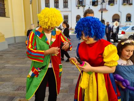 Lei, pantere şi flori din baloane colorate. În centrul Oradiei, mai mulţi clovni au împărţit bucurie (FOTO / VIDEO)