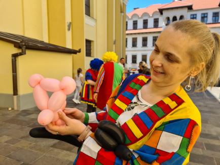 Lei, pantere şi flori din baloane colorate. În centrul Oradiei, mai mulţi clovni au împărţit bucurie (FOTO / VIDEO)