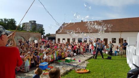 Lumea copiilor, în Cetatea Oradea: Show cu baloane uriaşe de săpun şi concert Ada Milea (FOTO / VIDEO)