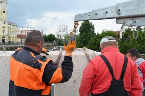 Constructorii montează balustradele de piatră ale podului Sfântul Ladislau (FOTO/VIDEO)