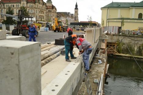Constructorii montează balustradele de piatră ale podului Sfântul Ladislau (FOTO/VIDEO)