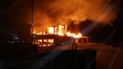 Clubul Bamboo din Bucureşti, distrus de un incendiu: Peste 30 de persoane au ajuns la spital (FOTO/VIDEO)