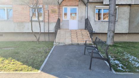 Relaxare la vale: Pe bulevardul Cantemir din Oradea au apărut băncile... în pantă (FOTO)