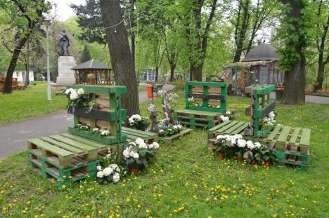 Şezătoare verde: Băncile din paleţi de la Târgul de Paşti au fost relocate în Parcul Libertăţii (FOTO)