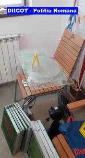 Cum arată 'atelierul' celui mai mare falsificator de bani de plastic din lume. Românul, dus la arestare (FOTO / VIDEO)