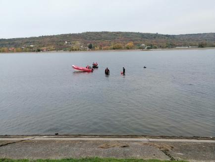 Un tânăr de 21 de ani a dispărut în apele Barajului Fughiu. Este căutat cu scafandri (FOTO/VIDEO)