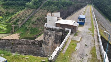 Ne enervează: Barajul de la Leșu e abandonat de 7 ani, fundul lui se transformă în pădure! (FOTO)