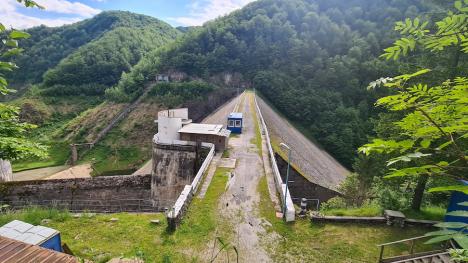 Ne enervează: Barajul de la Leșu e abandonat de 7 ani, fundul lui se transformă în pădure! (FOTO)