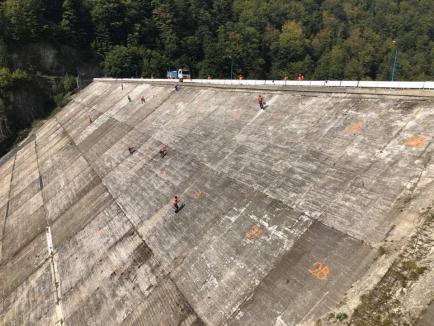 A început repararea Barajului Leşu, golit cu trei ani în urmă. Ministrul Apelor crede că lucrările vor fi gata înainte de 2021 (FOTO/VIDEO)