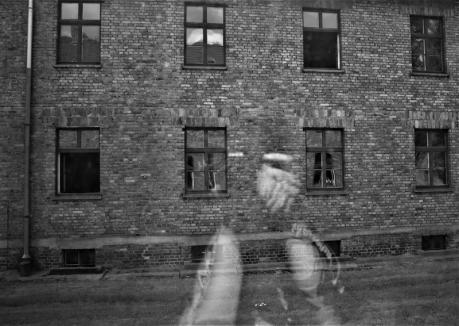 Cum vede o liceană din Oradea lagărul de la Auschwitz. Fotografiile elevei vor fi expuse la Sinagoga Sion (FOTO)