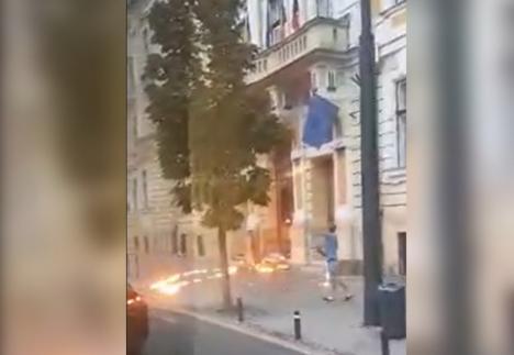 Intrarea în Primăria Cluj Napoca a fost incendiată. Un tânăr a aruncat cu benzină pe ușă (VIDEO)