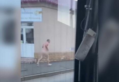 Un bărbat din Oradea, filmat alergând în pielea goală prin cartierul Rogerius (VIDEO)