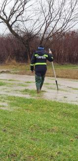 Cod portocaliu de viituri în Bihor. Bărbat salvat de pompierii din Beiuș după ce a fost surprins de creșterea bruscă a apei (FOTO / VIDEO)