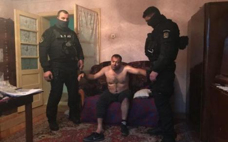 Bărbatul care l-a omorât pe poliţistul din Timiş a fost capturat de trupele speciale. A urinat în pantaloni când a văzut mascaţii (FOTO / VIDEO)