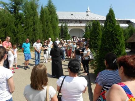 Au venit să-şi vadă ţara. 50 de români din Republica Moldova au descoperit comorile Oradiei (FOTO)