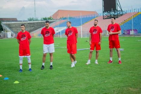 Cum se pregătesc bachetbaliştii de la CSM CSU Oradea pentru sezonul competiţional (FOTO)