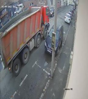 Aţi parcat în centrul Oradiei şi v-aţi trezit cu maşina „betonată” cu noroi? Vă arată BIHOREANUL motivul (FOTO / VIDEO)