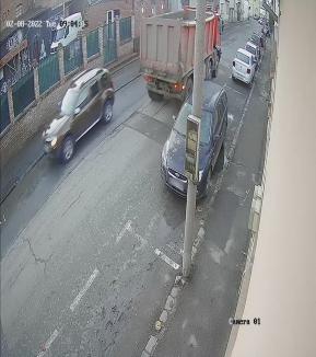 Aţi parcat în centrul Oradiei şi v-aţi trezit cu maşina „betonată” cu noroi? Vă arată BIHOREANUL motivul (FOTO / VIDEO)