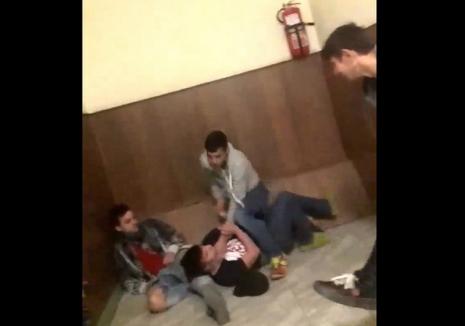 'Bă, îl omori!': Bătaie cruntă între elevi, filmată pe holurile Liceului George Bariţiu din Oradea (VIDEO)