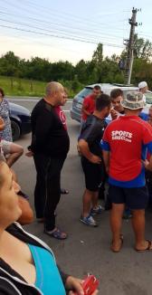 Scandal la Borod: Trei bărbaţi au ajuns la spital, zeci de localnici s-au adunat în faţa Primăriei protestând faţă de agresivitatea ţiganilor din zonă (FOTO)