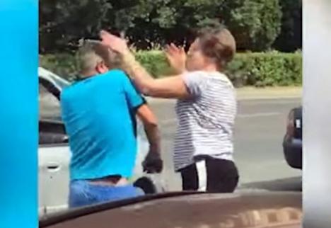 O femeie şi-a bătut soţul în plină stradă, în Arad. Scenele au ajuns pe internet (VIDEO)