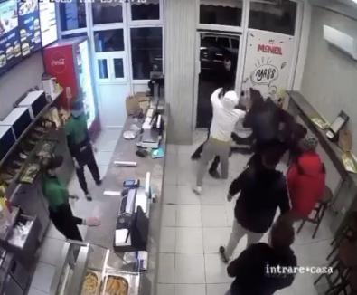 VIDEO: O bandă de bătăuşi din Rontău şi-au găsit 'naşul' într-un fast food din Oradea