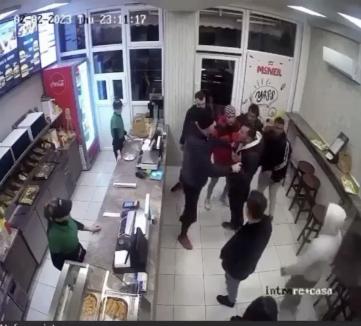 VIDEO: O bandă de bătăuşi din Rontău şi-au găsit 'naşul' într-un fast food din Oradea