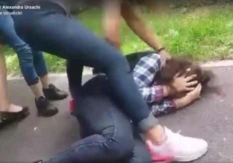 Imagini şocante: O elevă din Oradea, lovită cu picioarele şi cu pumnii de alte două tinere (VIDEO)