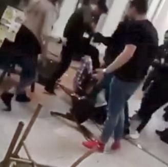 Scandal în Oradea: Bătaie între un tânăr român și unul de culoare în Pasajul Vulturul Negru (VIDEO)