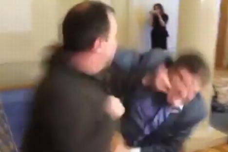 Violenţă în Parlamentul ucrainian: Doi politicieni s-au luat la bătaie (VIDEO)