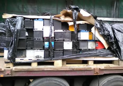 Pedeapsă grea pentru un şofer de TIR prins în vama Borş cu 22 de tone de acumulatori uzaţi: 4 ani de detenţie (FOTO)