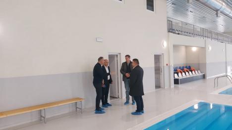 E gata și complexul de bazine de înot didactic din Beiuș, al cincilea din cele șapte începute în urmă cu trei ani (FOTO)
