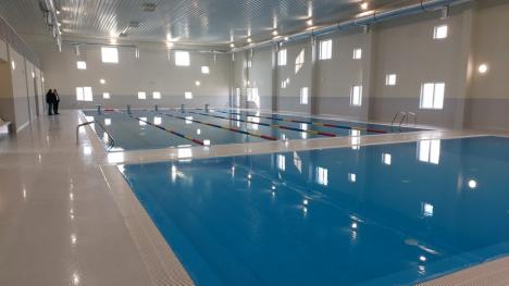 E gata și complexul de bazine de înot didactic din Beiuș, al cincilea din cele șapte începute în urmă cu trei ani (FOTO)