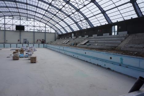 Va fi ca nou! Lucrările de reabilitare a bazinului olimpic din Oradea au fost finalizate în proporție de 50% (FOTO)
